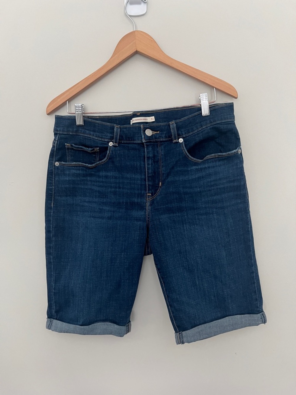 Levis Classic Bermuda Jean Shorts Size 31